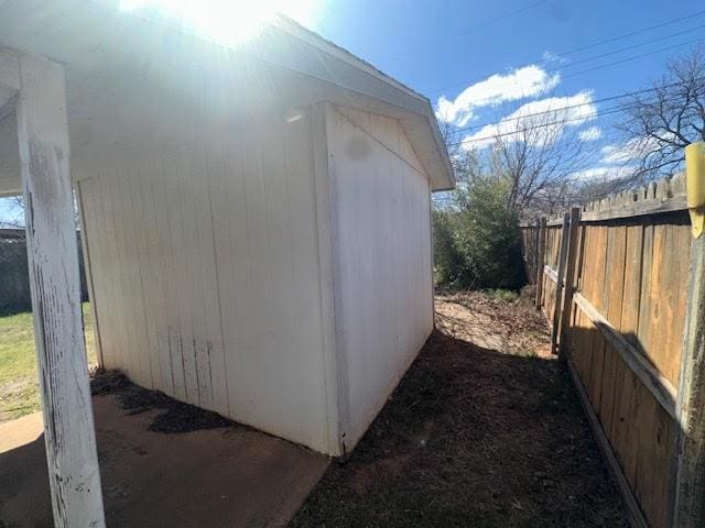 view of outdoor structure featuring an outbuilding and fence