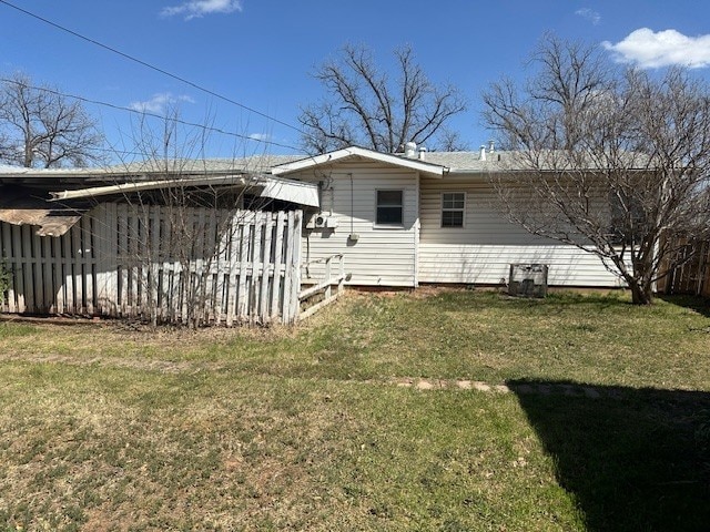exterior space featuring a lawn