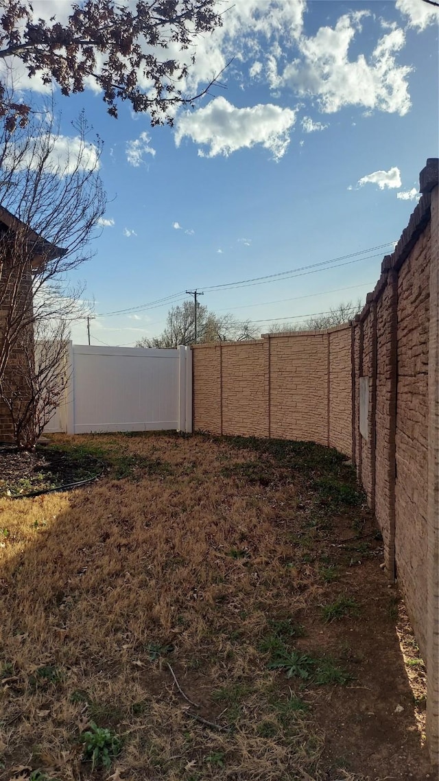 view of yard featuring a fenced backyard