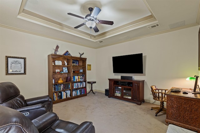 living room featuring light carpet, visible vents, a raised ceiling, and ceiling fan