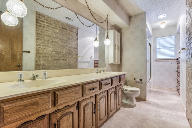 full bathroom featuring visible vents, wallpapered walls, a sink, a textured ceiling, and toilet