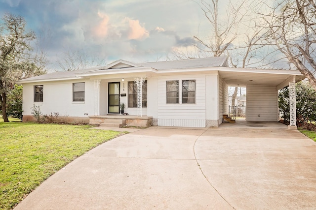 view of front of home featuring an attached carport, driveway, and a front yard