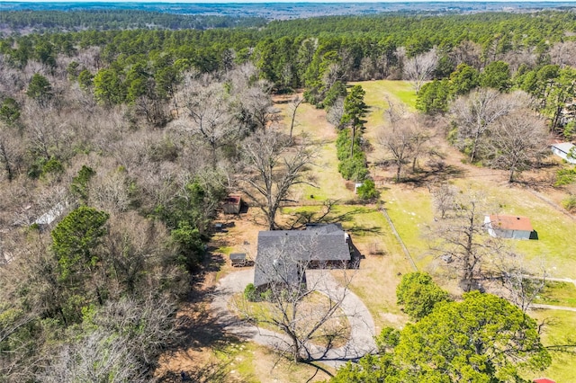 birds eye view of property featuring a forest view