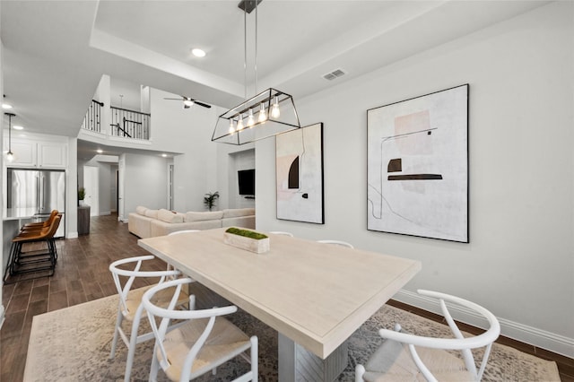 dining room featuring visible vents, dark wood-type flooring, recessed lighting, baseboards, and ceiling fan