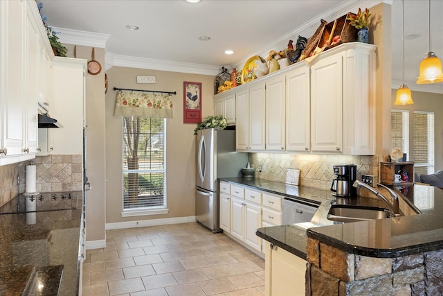 5710 Nutcracker Dr, Granbury, TX 76049 - kitchen featuring a sink, stainless steel appliances, backsplash, hanging light fixtures, and baseboards