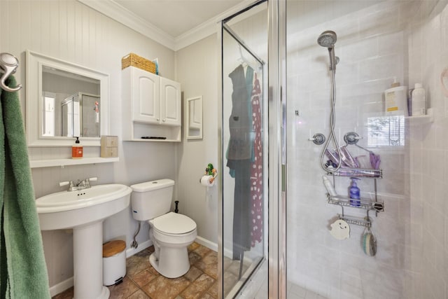 full bathroom featuring a shower stall, toilet, crown molding, and baseboards