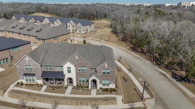 birds eye view of property featuring a residential view and a forest view