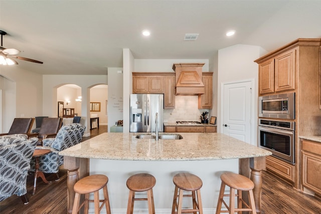 kitchen featuring a sink, visible vents, appliances with stainless steel finishes, and a breakfast bar area