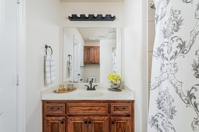 full bathroom featuring visible vents, curtained shower, toilet, and vanity