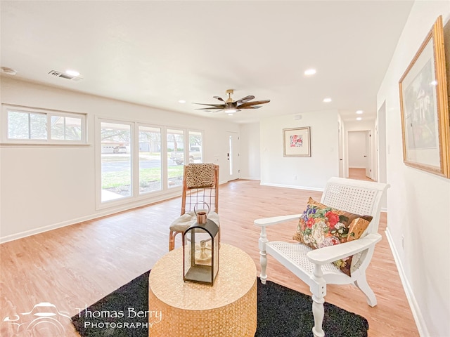 living area featuring visible vents, light wood-style flooring, recessed lighting, baseboards, and ceiling fan