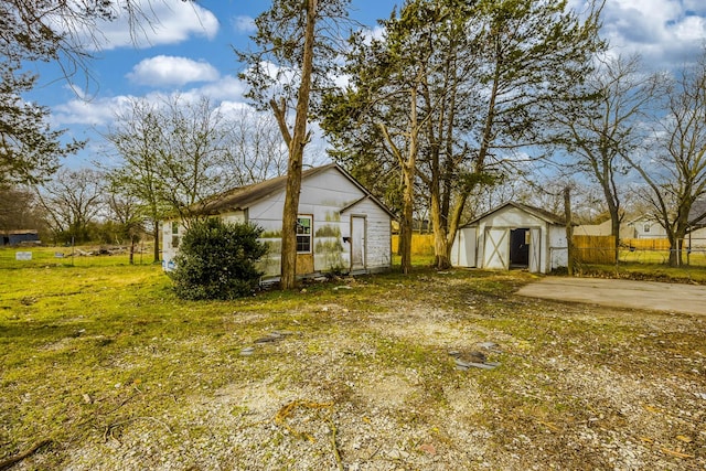 view of yard with an outbuilding