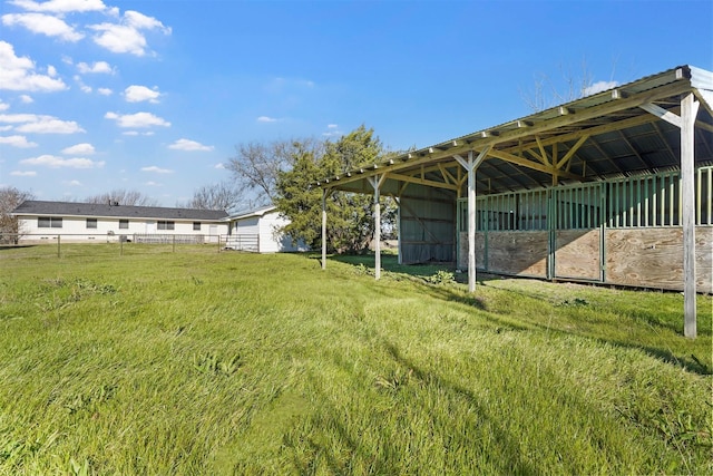 view of yard with an outbuilding