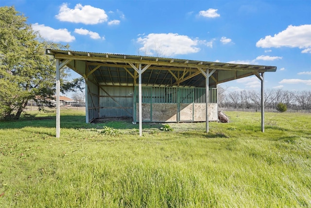 view of pole building featuring a yard