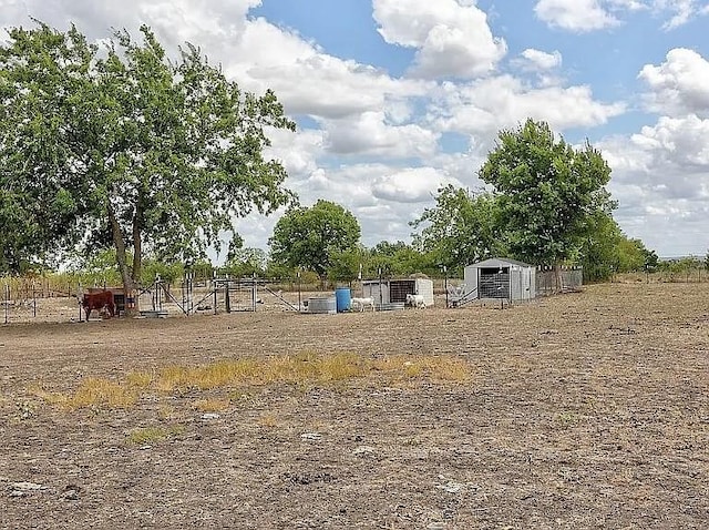 view of yard with an outbuilding