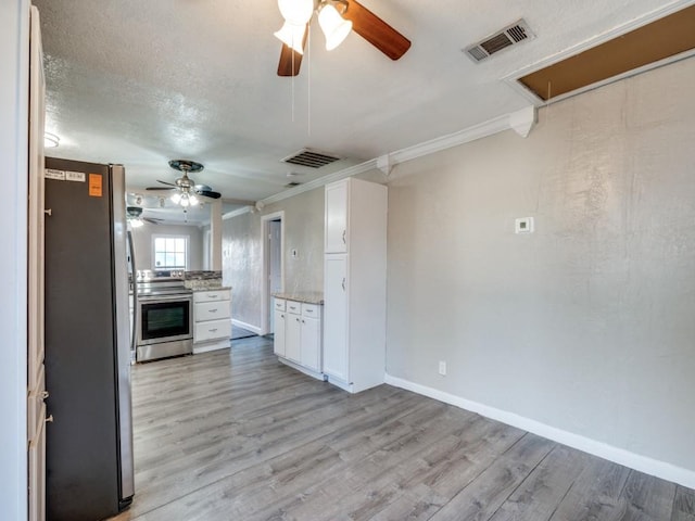 kitchen with visible vents, white cabinetry, stainless steel appliances, and ceiling fan