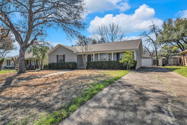 view of front of house featuring fence, a garage, and driveway