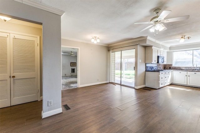 kitchen featuring visible vents, plenty of natural light, stainless steel microwave, and ceiling fan