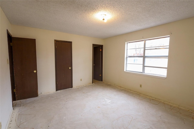 unfurnished bedroom featuring a textured ceiling