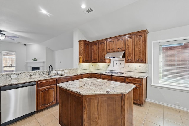 kitchen with a ceiling fan, visible vents, a sink, stainless steel appliances, and under cabinet range hood