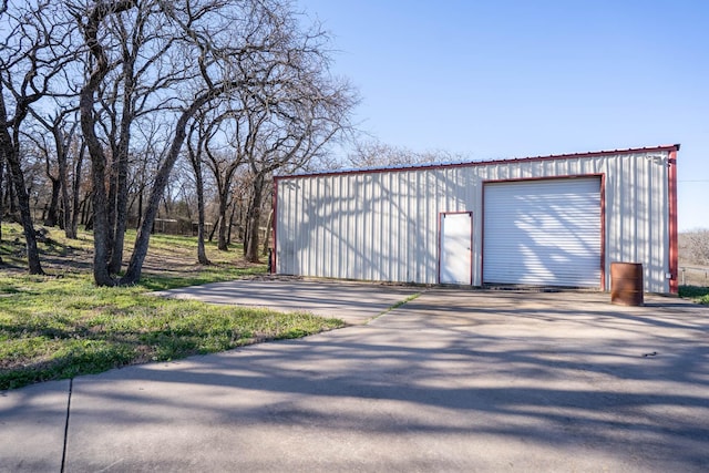 detached garage with driveway