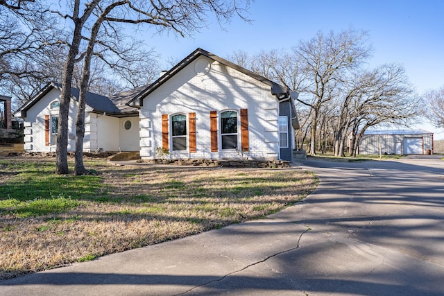 view of front of home featuring a front yard