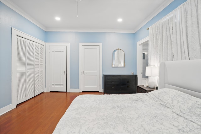 bedroom featuring crown molding, recessed lighting, wood finished floors, and baseboards