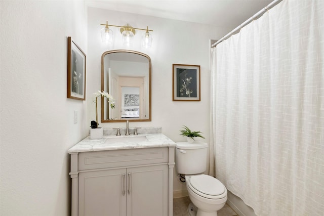 full bath with vanity, toilet, a shower with curtain, and baseboards