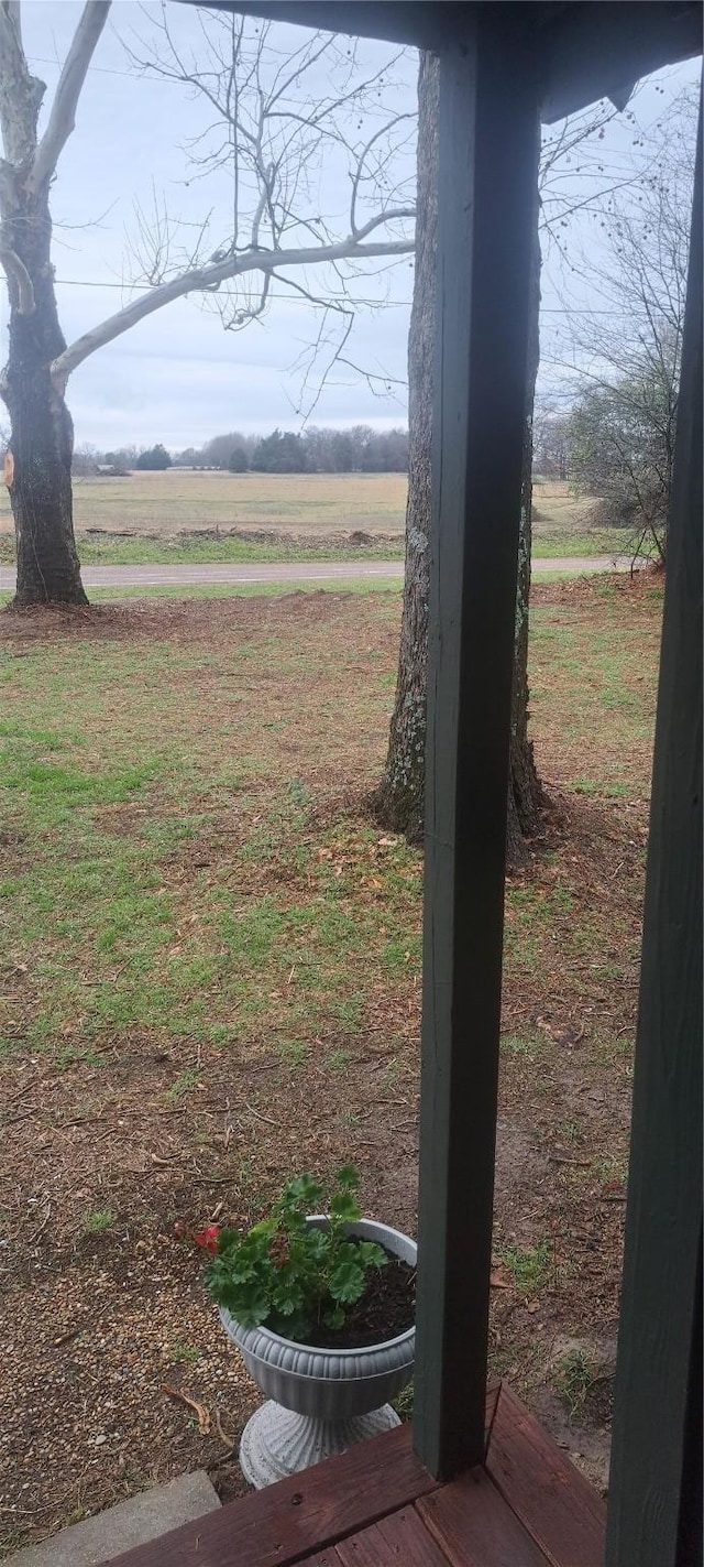 view of yard featuring a rural view