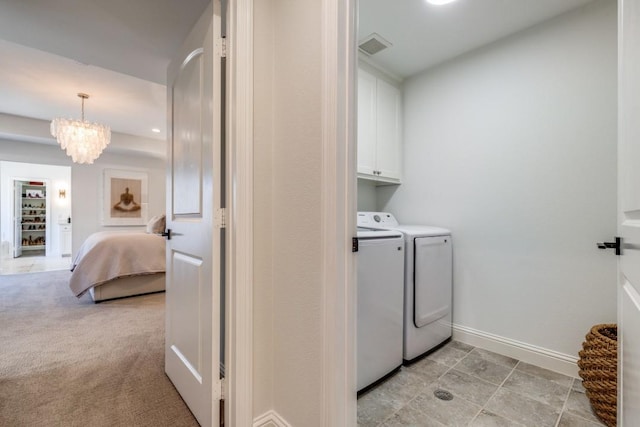 laundry room with visible vents, a notable chandelier, washing machine and dryer, cabinet space, and baseboards