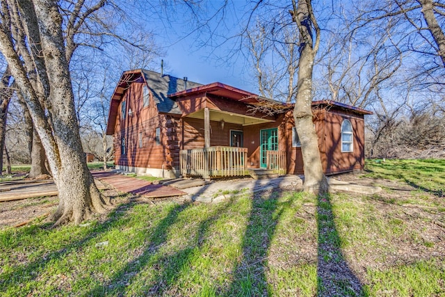 view of front of property with covered porch and a gambrel roof