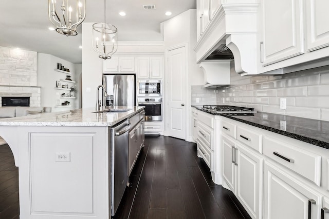 kitchen featuring visible vents, an inviting chandelier, a sink, appliances with stainless steel finishes, and tasteful backsplash