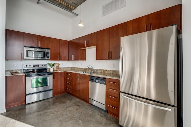 kitchen featuring visible vents, a high ceiling, a sink, finished concrete floors, and stainless steel appliances