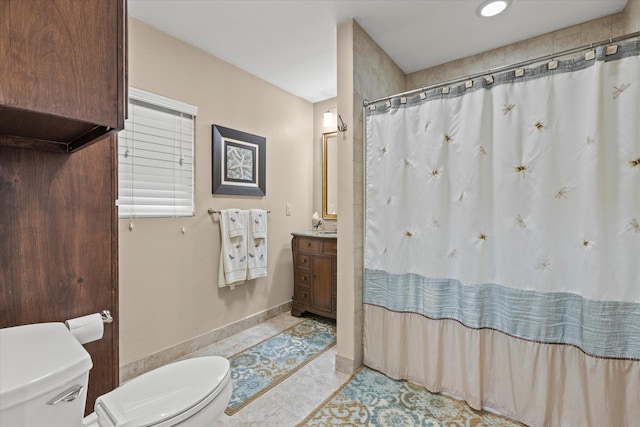 full bath with curtained shower, baseboards, toilet, and vanity