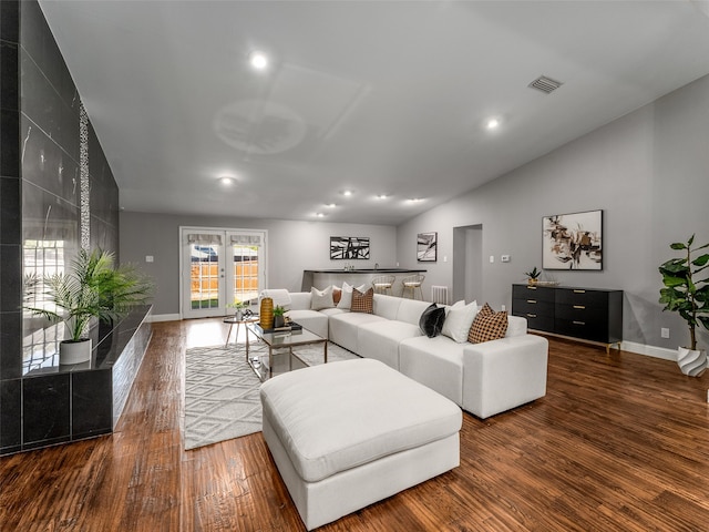 living room featuring visible vents, wood finished floors, recessed lighting, baseboards, and vaulted ceiling