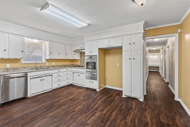 6305 Chapman Dr, Greenville, TX 75402 - kitchen with appliances with stainless steel finishes, a sink, a warming drawer, a textured ceiling, and dark wood-style flooring