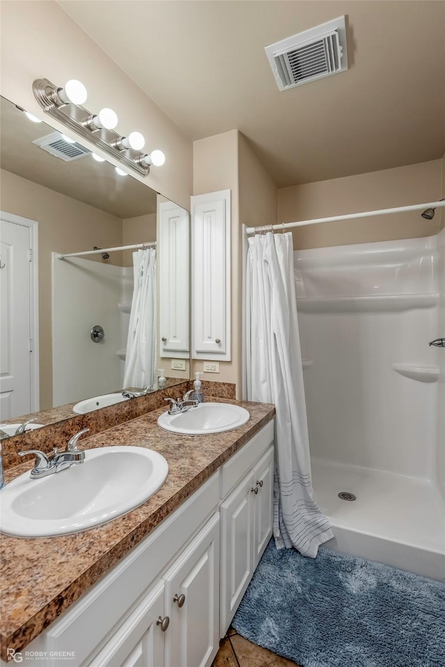 full bathroom with visible vents, a shower with shower curtain, and a sink