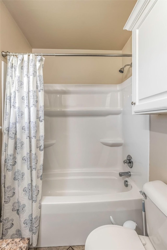 full bathroom featuring toilet and shower / tub combo with curtain