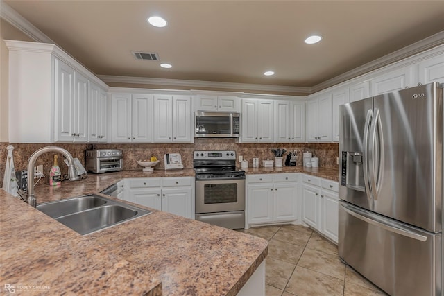 kitchen featuring a sink, visible vents, backsplash, and appliances with stainless steel finishes