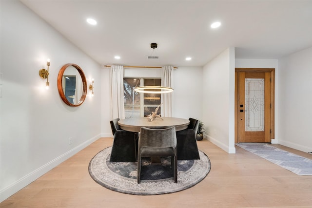 dining space featuring recessed lighting, visible vents, baseboards, and light wood finished floors