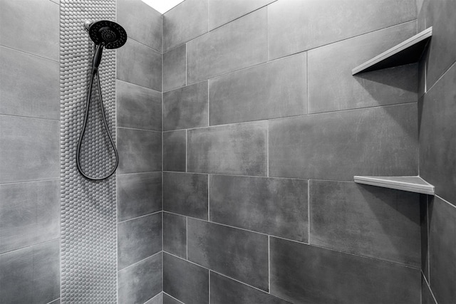 room details featuring tiled shower