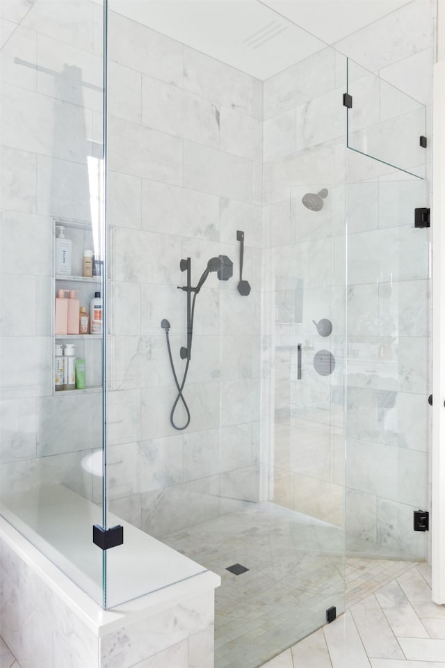 bathroom featuring a tile shower