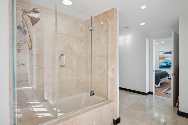 full bathroom featuring visible vents, recessed lighting, ensuite bathroom, and baseboards