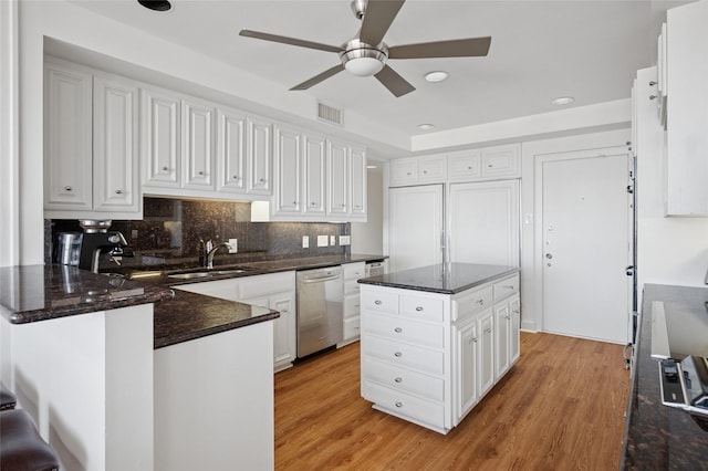 kitchen with visible vents, a sink, ceiling fan, light wood-type flooring, and stainless steel dishwasher