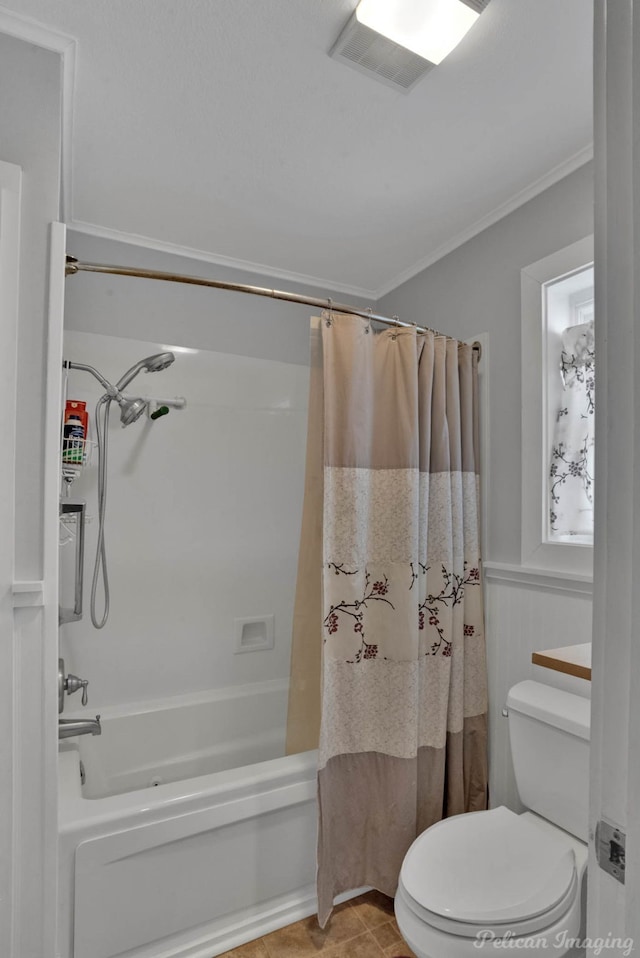 bathroom with visible vents, shower / bath combo, ornamental molding, wainscoting, and toilet