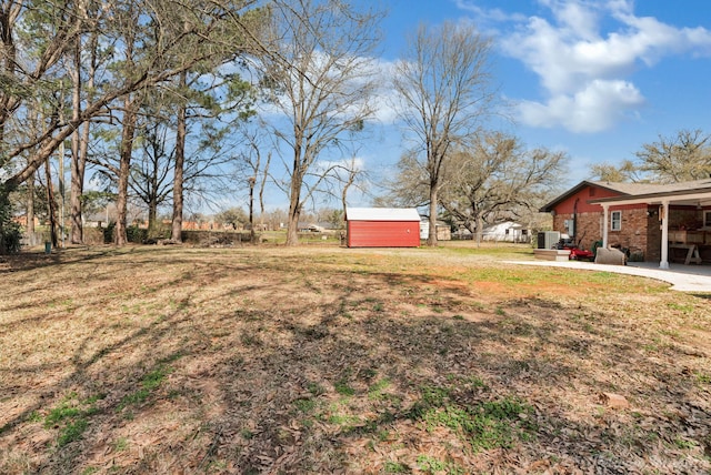 view of yard featuring a storage unit and an outdoor structure