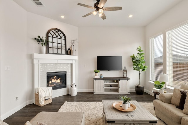 living room with dark wood-type flooring, recessed lighting, visible vents, and ceiling fan