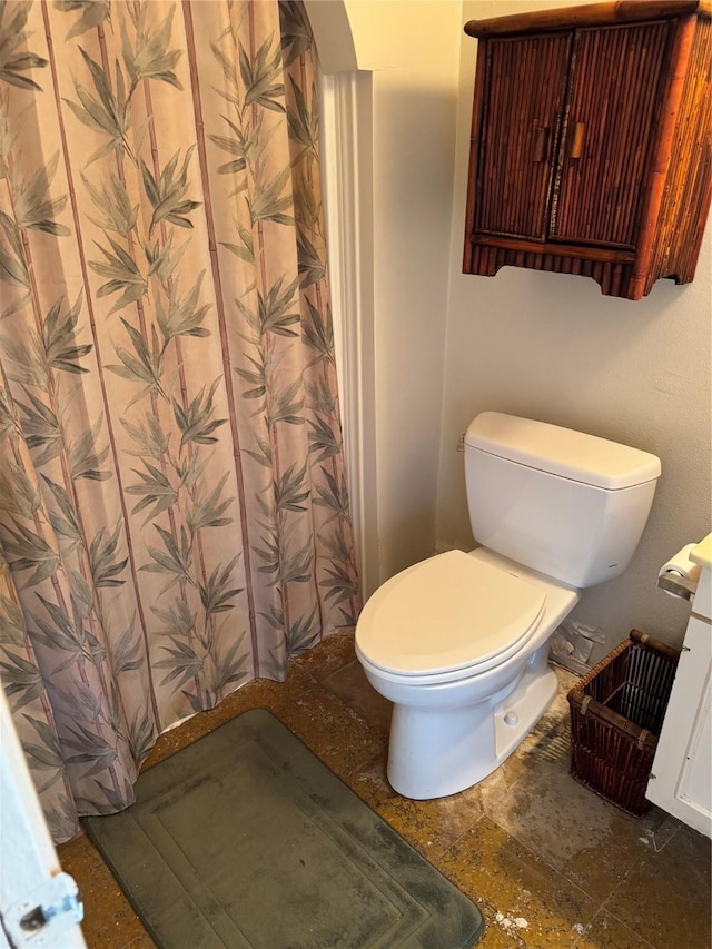 full bathroom with a shower with curtain and toilet