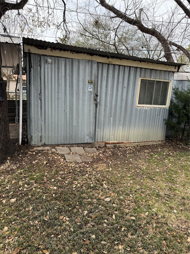 view of outdoor structure featuring an outdoor structure