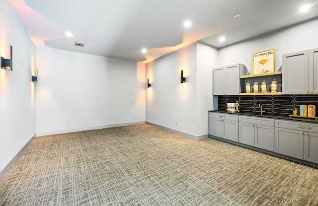 living room with visible vents, recessed lighting, baseboards, and light carpet