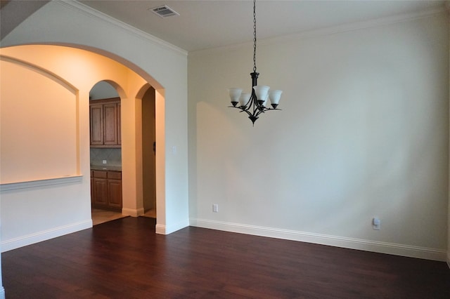 spare room featuring visible vents, baseboards, arched walkways, dark wood-style floors, and a notable chandelier